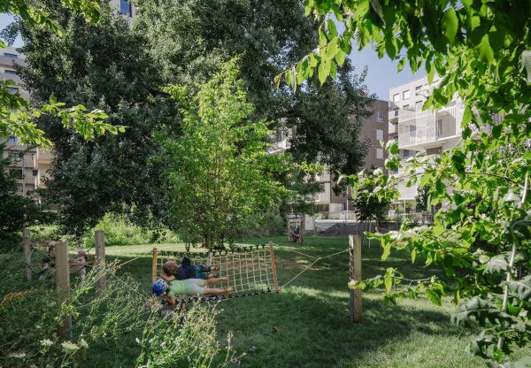 VILLAGE IM DRITTEN Park | © Luzia Puiu